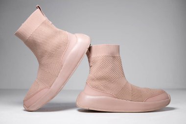 Kent, Uk 01.01.2023 Zara Kızları Pembe Çorap Usulü Örgü Spor Ayakkabı. Tıknaz, örgü ören yüksek botlar. Büyük, kalın pembe tabanlar. gençlik modası.