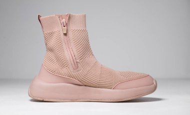 Kent, Uk 01.01.2023 Zara Kızları Pembe Çorap Usulü Örgü Spor Ayakkabı. Tıknaz, örgü ören yüksek botlar. Büyük, kalın pembe tabanlar. gençlik modası.