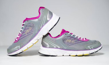 Kent, uk 01.01.2023 FILA Kadın Havalı Max Yürüyen Ayakkabı Ayakkabı Numarası uk Gri / Mor Kadın Koşu Ayakkabısı. Modern ve şık atletizm ve maraton ekipmanları. 