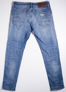 kent, uk, 01.01.2023 Mens G-Star 3301 Slim Straight Blue Jeans. Modaya uygun kotlar sokak tarzı kıyafetler giyer. Eskimiş ve yıpranmış kot pantolon.
