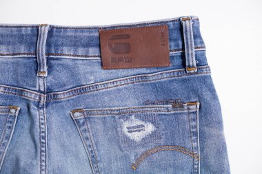 kent, uk, 01.01.2023 Mens G-Star 3301 Slim Straight Blue Jeans. Modaya uygun kotlar sokak tarzı kıyafetler giyer. Eskimiş ve yıpranmış kot pantolon.