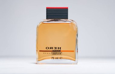 Kent, Uk 01.01.2023 Kahraman yeni klasik faberge kahraman tasarımcı tıraş losyonu 1988-75 ml şişe çok nadir bulunur. Parfüm ve parfüm. Tıraş olduktan sonra koyu kahverengi bir vücut..