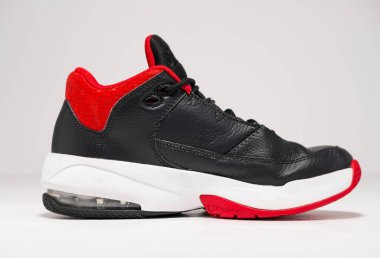 Kent.uk 01.01.2023 Nike Air Jordan Max Aura 3 basketbol basketbol basketbol topu spor ayakkabısı spor ayakkabıları, beyaz stüdyo arka planında izole edildi. Antika spor nadir hatıralar. 23 nike air jordan