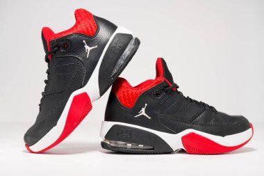 Kent.uk 01.01.2023 Nike Air Jordan Max Aura 3 basketbol basketbol basketbol topu spor ayakkabısı spor ayakkabıları, beyaz stüdyo arka planında izole edildi. Antika spor nadir hatıralar. 23 nike air jordan