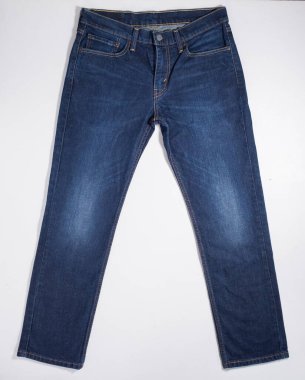Kent, uk, 01.01.2023 Levis strauss ve kotların kalitesinde klasik kıyafetler. Ünlü ikonik Amerikan kotu 511 Mens Blue Denim Slim Straight Jeans W32 L30