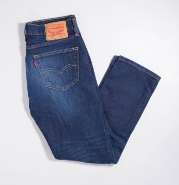 Kent, uk, 01.01.2023 Levis strauss ve kotların kalitesinde klasik kıyafetler. Ünlü ikonik Amerikan kotu 511 Mens Blue Denim Slim Straight Jeans W32 L30