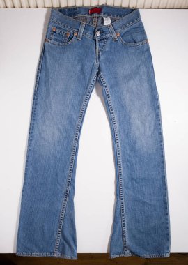 Kent, uk, 01.01.2023 Levis strauss ve kotların kalitesinde klasik kıyafetler. Ünlü ikonik Amerikan kot pantolonu. Levis Kadınları Düşük Kambur Denim Çizme Kesimi Mavi Kot Düğmeleri