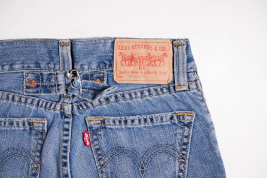 Kent, uk, 01.01.2023 Levis strauss ve kotların kalitesinde klasik kıyafetler. Ünlü ikonik Amerikan kot pantolonu. Levis Kadınları Düşük Kambur Denim Çizme Kesimi Mavi Kot Düğmeleri