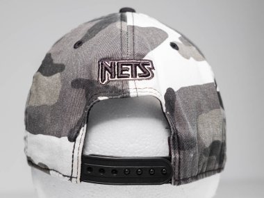 Kent, UK 01.01.2023 New Era 59FIFTY Brooklyn Nets Şapka kamuflajlı sert ahşap klasikler Strapback Trucker Hat USA. Kullanım amaçlı yapılmış. Yeni çağ şapkaları.