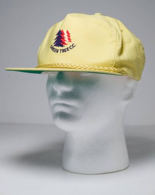 Kent, Uk 01.01.2023 La Mude Retro vintage yeşil ağaç c Golf sahası ipi Klasik Strapback Trucker Hat USA. Kullanım amaçlı yapılmış. Yeni çağ şapkaları.