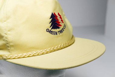 Kent, Uk 01.01.2023 La Mude Retro vintage yeşil ağaç c Golf sahası ipi Klasik Strapback Trucker Hat USA. Kullanım amaçlı yapılmış. Yeni çağ şapkaları.