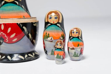 Kent, UK 01.01.2023 Rus Matrioshka Yuvalı Bebekler seti imzalı Tahta Pirografi El 1993 otantik Rus Kültür Çocukları Sovyetler Birliği Oyuncak Birliği.