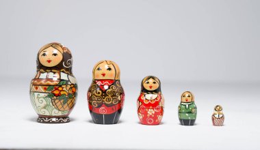 Kent, UK 01.01.2023 Rus Matrioshka Yuvalı Bebekler seti imzalı Tahta Pirografi El 1993 otantik Rus Kültür Çocukları Sovyetler Birliği Oyuncak Birliği.