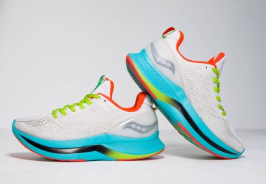 Kent, UK 01.01.2023 Endorfin değişen kadınlar koşu ayakkabısı beyaz mutant kadınlar egzersiz ayakkabısı. Modern ve şık hafif koşu ayakkabıları. Atletizm ve maraton ekipmanları. 