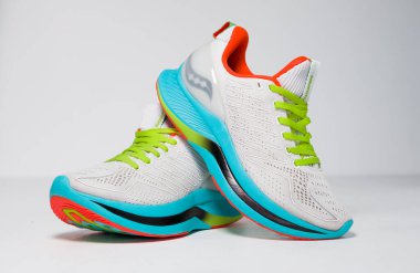 Kent, UK 01.01.2023 Endorfin değişen kadınlar koşu ayakkabısı beyaz mutant kadınlar egzersiz ayakkabısı. Modern ve şık hafif koşu ayakkabıları. Atletizm ve maraton ekipmanları. 