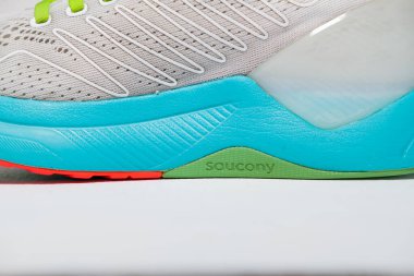 Kent, UK 01.01.2023 Endorfin değişen kadınlar koşu ayakkabısı beyaz mutant kadınlar egzersiz ayakkabısı. Modern ve şık hafif koşu ayakkabıları. Atletizm ve maraton ekipmanları. 