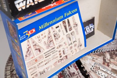 Kent, uk 01.01.2023 PUZZ 3D Yıldız Savaşları Milenyum Şahini Yapboz. Resmi Yıldız Savaşları klasik bulmacası. Uzay gemisi Yıldız Savaşları malları. yapboz 3d yapbozu.