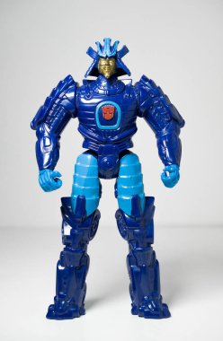 Kent, Uk 01.01.2023 A Transformers Age of Exspretion 12 inch Action Figure. Autobot Sürüklenen samuray mavi ve mor robot kılığında. Hasbro robot süper kahraman aksiyon figürleri.