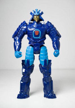 Kent, Uk 01.01.2023 A Transformers Age of Exspretion 12 inch Action Figure. Autobot Sürüklenen samuray mavi ve mor robot kılığında. Hasbro robot süper kahraman aksiyon figürleri.