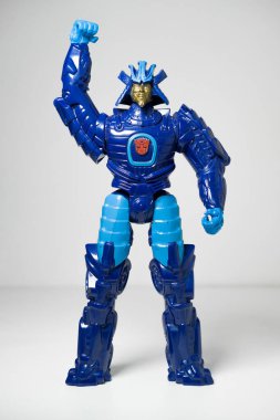 Kent, Uk 01.01.2023 A Transformers Age of Exspretion 12 inch Action Figure. Autobot Sürüklenen samuray mavi ve mor robot kılığında. Hasbro robot süper kahraman aksiyon figürleri.