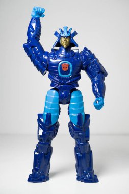 Kent, Uk 01.01.2023 A Transformers Age of Exspretion 12 inch Action Figure. Autobot Sürüklenen samuray mavi ve mor robot kılığında. Hasbro robot süper kahraman aksiyon figürleri.