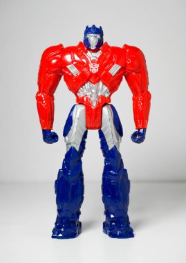 Kent, Uk 01.01.2023 A Transformers Age of Exspestion 12 inch Action Figure - Optimus Prime truck - kılık değiştirmiş robotlar. Robot süper kahraman oyuncakları.