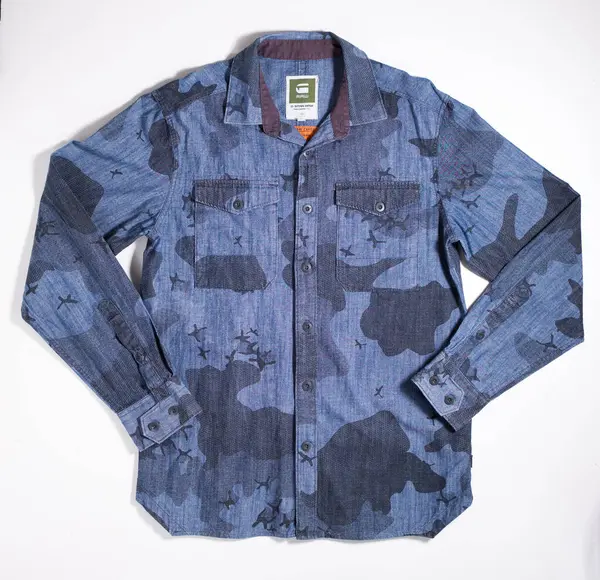 Kent, İngiltere, 01.01.2023 G yıldızı mavi kot pantolon uzun kollu gömlek. G-Star Raw Kargo Hattı Mens Camo Shirt Kamuflajı Mavi Boyut Orta Ordu beyaz üzerine izole edilmiş.