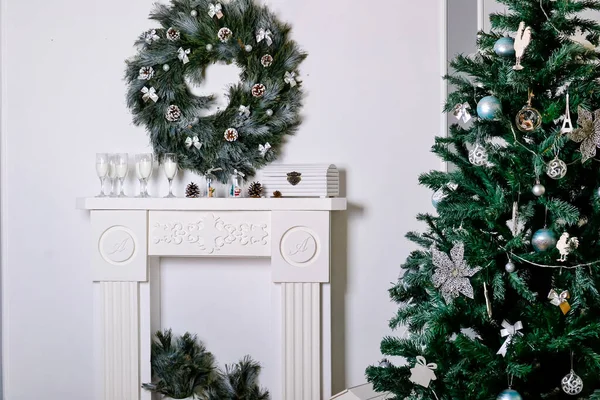 Hermoso Salón Interior Con Chimenea Celebración Navidad Interior Estilo Moderno — Foto de Stock