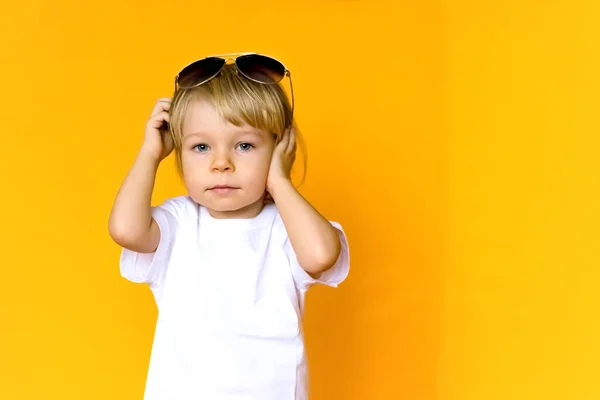 Criança Anos Idade Com Cabelo Loiro Usando Uma Camiseta Branca — Fotografia de Stock
