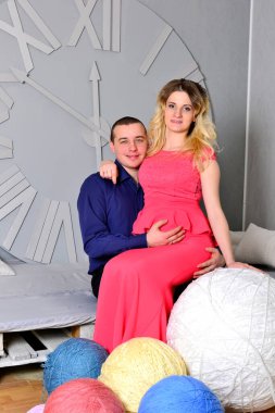 Çekici genç çift tatillerini evde kutluyor. Güzel bir Noel ağacının arkasında duran koca hamile karısına sarılıyor. Bir adam ve hamile karısı saatin başında bekliyorlar. Yeni Yıl