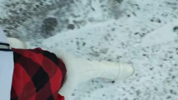 Meisjes Witte Laarzen Lopen Sneeuw Mensen Met Hun Voeten Sneeuw — Stockvideo