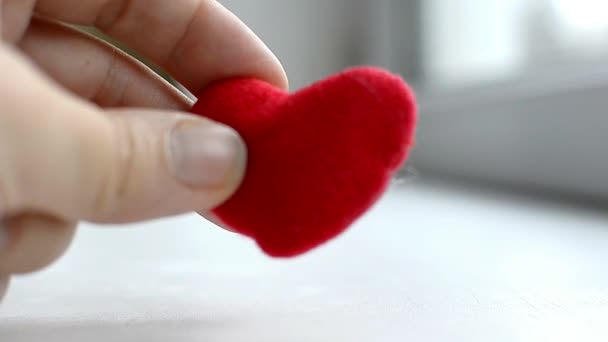 Červené Srdce Žen Ruku Šedém Pozadí Koncept Charity Lásky Daru — Stock video