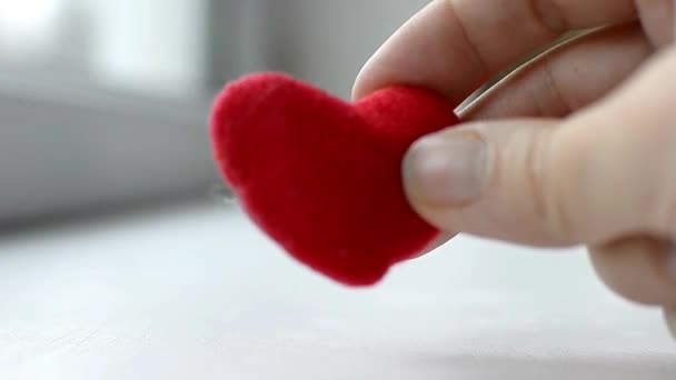 Красное Сердце Женщин Руки Сером Фоне Понятие Благотворительности Любви Пожертвования — стоковое видео