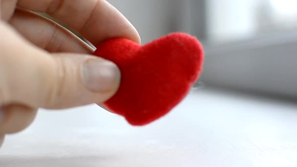 女人的红心与灰色背景有关 捐赠和助人之手的概念 国际心脏科日 女人把红心献给男人的手 — 图库视频影像