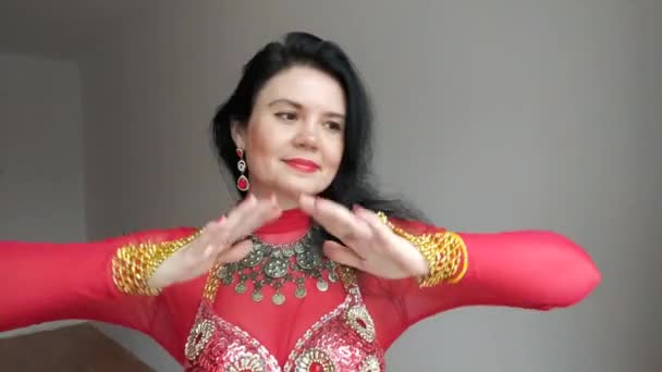 Танцовщица Красном Костюме Танцует Восточный Танец Белом Фоне Профессиональный Танцор — стоковое видео