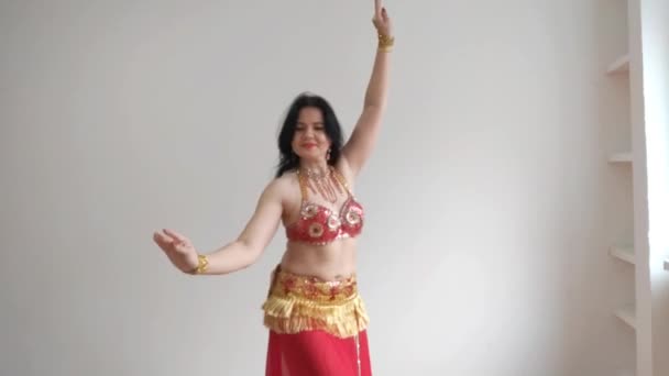 Tanečnice Červeném Obleku Tančí Orientální Tanec Bílém Pozadí Profesionální Tanečnice — Stock video