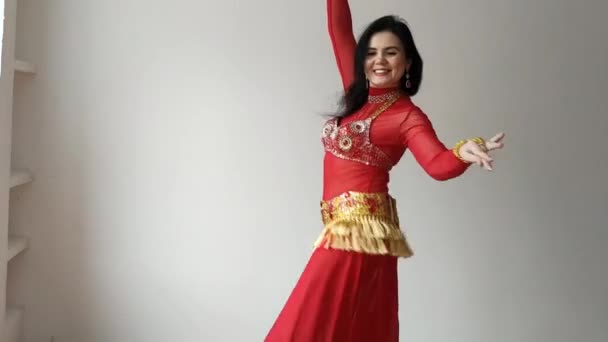 Une Danseuse Costume Rouge Danse Une Danse Orientale Sur Fond — Video