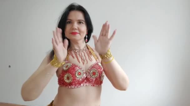 Bailarino Fato Vermelho Está Dançar Uma Dança Oriental Num Fundo — Vídeo de Stock