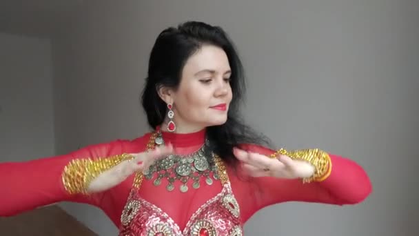 Dansare Röd Kostym Dansar Orientalisk Dans Vit Bakgrund Professionell Dansare — Stockvideo