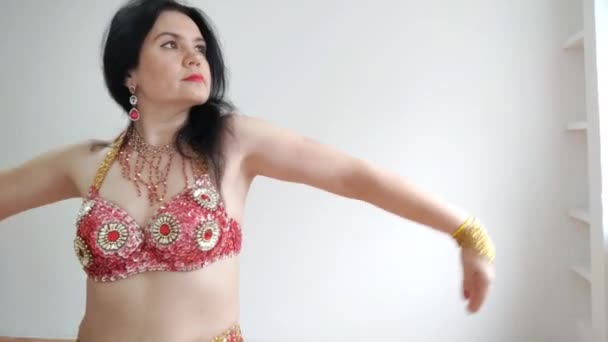 Kırmızı Elbiseli Bir Dansçı Beyaz Arka Planda Doğulu Bir Dans — Stok video