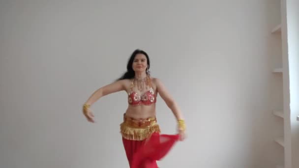 Bailarino Fato Vermelho Está Dançar Uma Dança Oriental Num Fundo — Vídeo de Stock