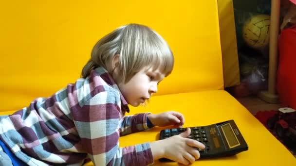 Маленький Ребёнок Рассчитывает Калькулятор Жёлтом Фоне Детские Пальцы Нажимают Кнопки — стоковое видео