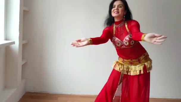 Dansare Röd Kostym Dansar Orientalisk Dans Vit Bakgrund Professionell Dansare — Stockvideo