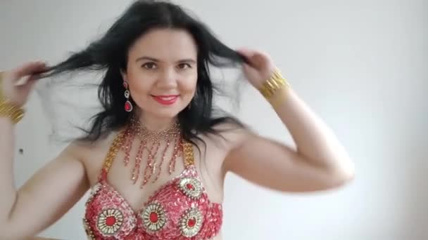 Eine Tänzerin Roten Anzug Tanzt Einen Orientalischen Tanz Auf Weißem — Stockvideo