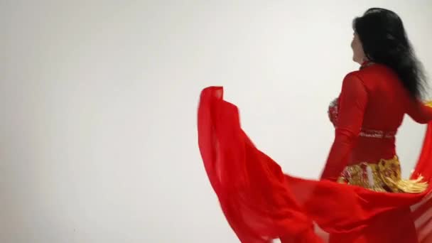 Tancerka Czerwonym Garniturze Tańczy Orientalny Taniec Białym Tle Profesjonalny Tancerz — Wideo stockowe