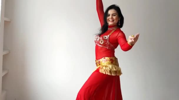 Танцовщица Красном Костюме Танцует Восточный Танец Белом Фоне Профессиональный Танцор — стоковое видео