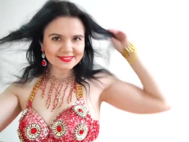 Tancerka Czerwonym Garniturze Tańczy Orientalny Taniec Białym Tle Profesjonalny Tancerz — Wideo stockowe