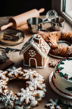 Tatil Fırını. Yakın çekim Noel kurabiyeleri, kekler veya diğer ikramlar, fırın malzemeleri veya aşçılık dersleri için mükemmel. Pişirme, pastane, yemek pişirme ve noel konsepti. Yüksek
