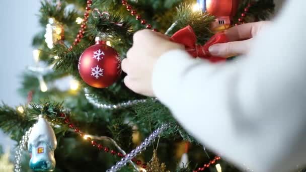 Κοντινό Πλάνο Των Γυναικών Χέρια Διακόσμηση Χριστουγεννιάτικο Δέντρο Μπάλες Και — Αρχείο Βίντεο