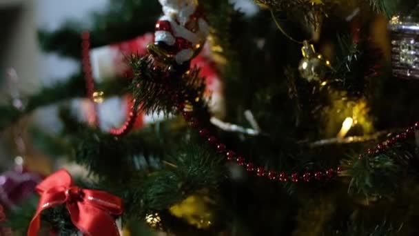 Ευτυχισμένο Νέο Έτος Χριστουγεννιάτικο Δέντρο Διακοσμεί Κόκκινη Γυάλινη Μπάλα Στο — Αρχείο Βίντεο
